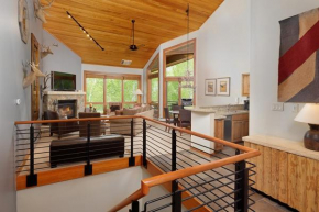 Contemporary Townhome with Ski-In Ski-Out Access by The Woodrun V Townhouses